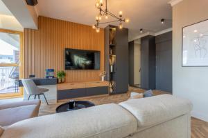 Telewizja i/lub zestaw kina domowego w obiekcie Ambria Apartments Platan Tower