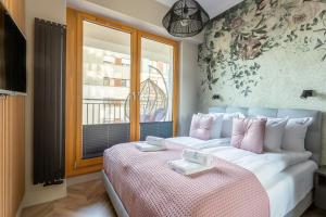 Łóżko lub łóżka w pokoju w obiekcie Ambria Apartments Platan Tower