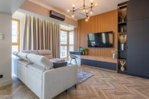 Telewizja i/lub zestaw kina domowego w obiekcie Ambria Apartments Platan Tower