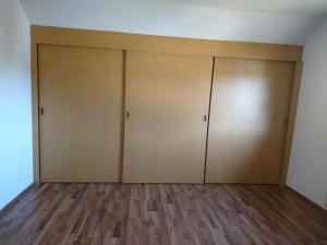 ImmendingenにあるAn der grünen Donau - Ferienwohnung, Monteurwohnung, wir bieten keine Parkplätze, Verpflegung oder Tücher an, Parken NUR gegenüber auf der Straßenseiteのウッドフロアの空き部屋(クローゼット2つ付) +1枚の写真
