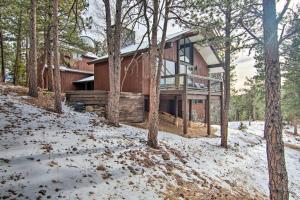 Afbeelding uit fotogalerij van Chic Boulder Mountain Home with Hot Tub and Views in Boulder