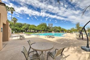 A piscina localizada em Tucson Home with BBQ and Patio, 5 Mi to A Mountain! ou nos arredores