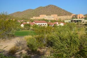 vista su un resort con una montagna sullo sfondo di Tucson Home with BBQ and Patio, 5 Mi to A Mountain! a Tucson