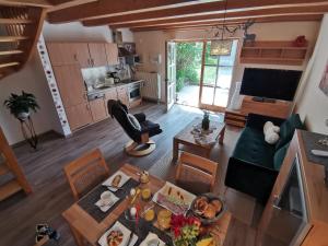 een woonkamer met een tafel en stoelen bij Ferienhaus Isolde in Bodenmais