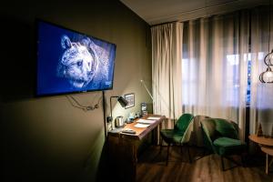 TV a/nebo společenská místnost v ubytování Canyon Hotell