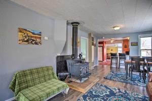 een woonkamer met een bank en een fornuis bij Downtown Home - 12 Mi to Black Canyon Natl Park! in Montrose