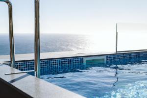 una piscina con vistas al océano en Villa Belmonte by LovelyStay, en Ponta do Sol