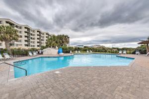 ein großer Pool in einem Apartmentkomplex in der Unterkunft Sands Villa Resort Oceanfront Condo with Pools! in Atlantic Beach
