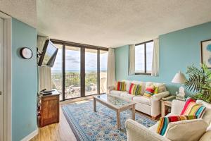 ein Wohnzimmer mit einem Sofa und einem TV in der Unterkunft Sands Villa Resort Oceanfront Condo with Pools! in Atlantic Beach