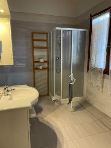 een badkamer met een douche, een wastafel en een toilet bij Casa amica in Padua