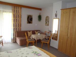 een woonkamer met een bank en een tafel bij Haus Elisabeth in Unterwössen