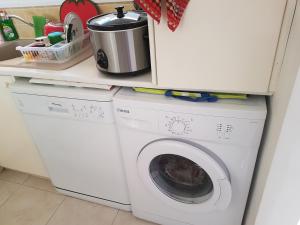 Dapur atau dapur kecil di Charming 2 Bed. Ap. with swimming pool