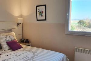 una piccola camera da letto con un letto e una finestra di Bulle d'évasion Aux portes de Honfleur - Piscine couverte a Boulleville Altre 18 foto