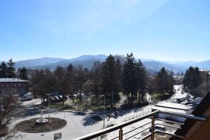 uma vista para uma cidade com montanhas ao fundo em Къща за гости Шошови em Velingrad