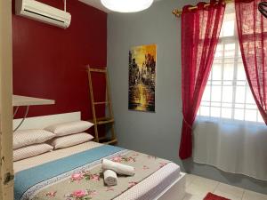 Tempat tidur dalam kamar di Pasir Gudang Marissa Homestay
