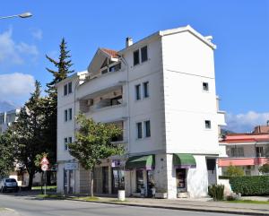 Το κτήριο όπου στεγάζεται  το διαμέρισμα