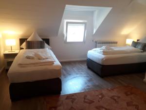 Una habitación de hotel con dos camas y una ventana. en Monteurhaus Scheidter 42, en Saarbrücken