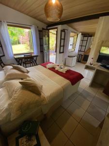 Tempat tidur dalam kamar di Aconchegos Ile de France