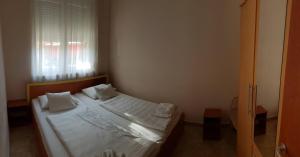 Postel nebo postele na pokoji v ubytování Beach Hotel