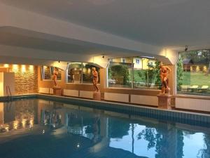 Bazén v ubytování Appartement Hotel Marolt nebo v jeho okolí