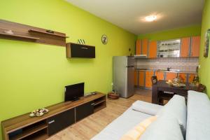 ein Wohnzimmer mit einem Sofa und einer Küche in der Unterkunft Adriatic Apartments in Crikvenica