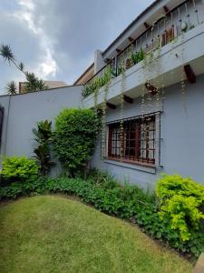 a building with a window and a yard at Dos Balcones in Salta