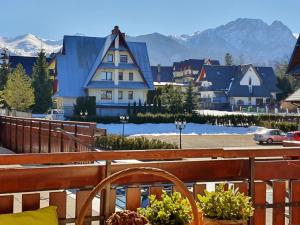 Blick auf eine Stadt mit Bergen im Hintergrund in der Unterkunft Apartament Iskra in Zakopane