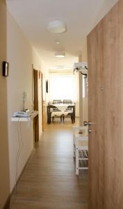 a hallway with a living room and a table at Haus am Mühlenweg II - sonnige und moderne Ferienappartements in Bad Wörishofen