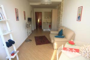 a living room with a couch and a table at Vernazza Vacation 2 in Vernazza