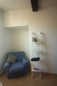 a room with a blue couch and a book shelf at Vernazza Vacation 2 in Vernazza