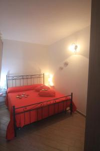 a bedroom with a red bed with a red blanket at Vernazza Vacation 2 in Vernazza