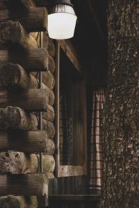 ein Licht hängt an der Seite einer Ziegelmauer in der Unterkunft Avenwood Cabins in Logan