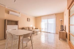 TV a/nebo společenská místnost v ubytování Apartaments Costamar Calafell