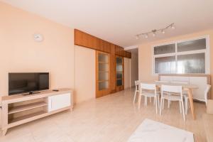 TV a/nebo společenská místnost v ubytování Apartaments Costamar Calafell