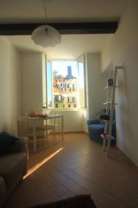 a living room with a couch and a table and a window at Vernazza Vacation 2 in Vernazza