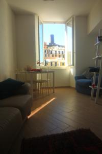 a living room with a couch and a table and a window at Vernazza Vacation 2 in Vernazza