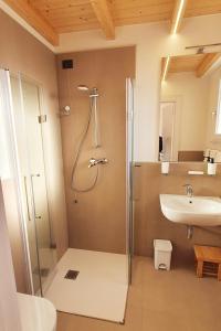 uma casa de banho com um chuveiro e um lavatório. em Affittacamere L'Orto dei nonni em Levanto