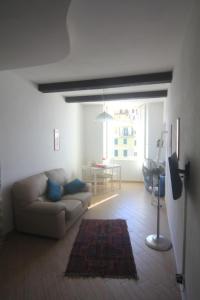 a living room with a couch and a table at Vernazza Vacation 2 in Vernazza