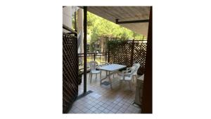eine Terrasse mit einem Tisch und Stühlen auf dem Balkon in der Unterkunft Residence Crystal Palace in Milano Marittima