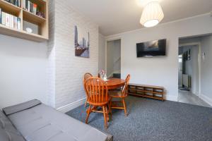 sala de estar con mesa, sillas y sofá en Perfect for Contractors! Spacious 5bed house with Parking - Radford en Nottingham