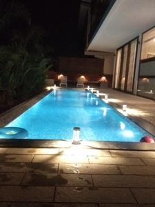 בריכת השחייה שנמצאת ב-The Cloverleaf Super Luxury Villa Goa With Private Pool, North Goa או באזור
