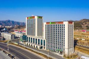 承德承德元宝山假日酒店的公路旁一座城市的两座高楼
