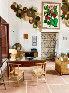 sala de estar con mesa y sillas en Casa Bixa Hotel Boutique - Solo Adultos, en Santa Fe de Antioquia