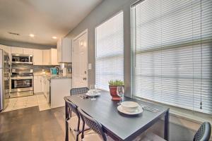 Fotografie z fotogalerie ubytování Lees Summit Home Less Than 4 Mi to Dtwn Main Street v destinaci Lees Summit + 16 fotografií