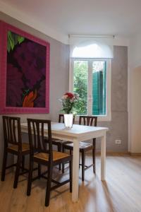 a dining room with a white table and chairs at Porta Orientalis Venice in Venice
