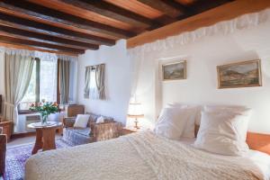 Un dormitorio con una cama y una sala de estar. en L'Auberge du Choucas, en Le Monêtier-les-Bains 41 fotos más