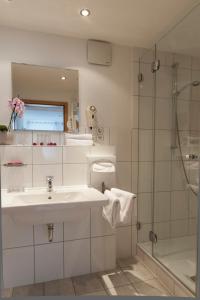 A bathroom at Merker's Hotel & Restaurant Bostalsee