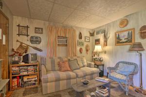 ein Wohnzimmer mit einem Sofa und einem Stuhl in der Unterkunft Wee Humble Cottage with Area Hunting and Canoeing! in Bedford
