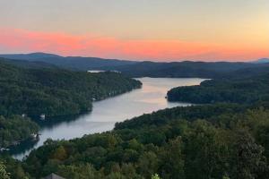 Unique Nature Lovers Haven with Fire Pit and BBQ!