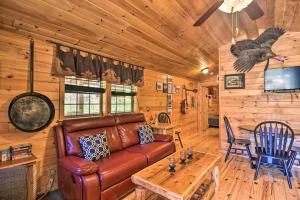 TV a/nebo společenská místnost v ubytování Parsons Semper Fi Cabin with Fire Pit!